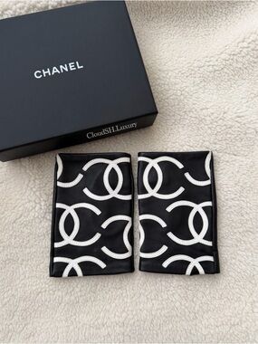 Auth Chanel 22S All Over CC logo Black Leather Fingerless Gloves - Kept Unused